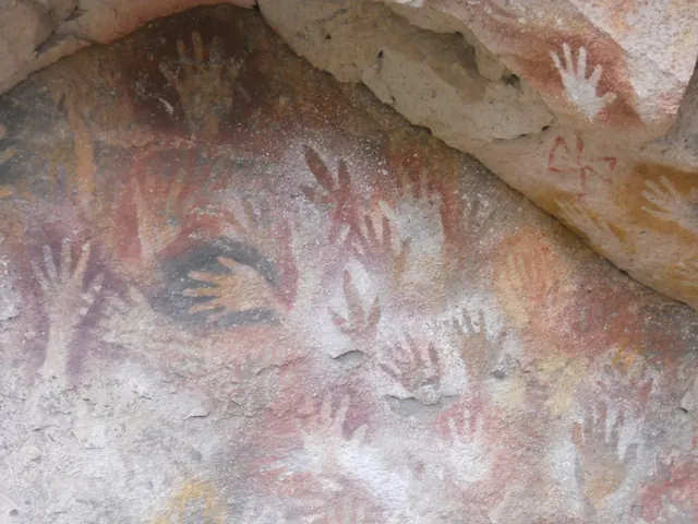Hands at Cueva de las Manos — Unknown artists of Patagonia